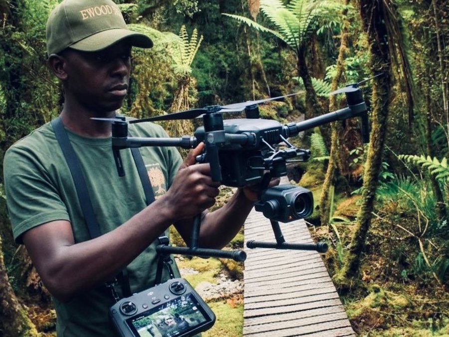 Agent de terrain EWOOD pilotant un drone de relevé